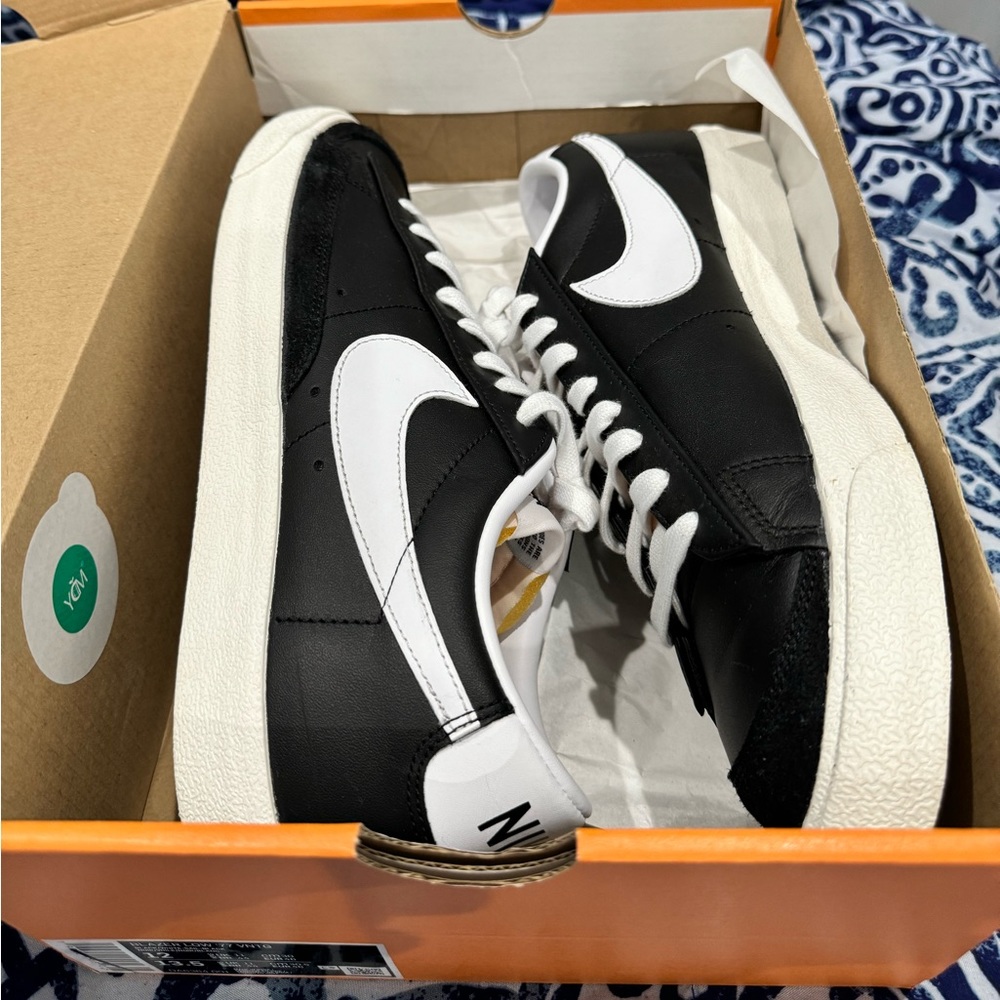 NIKE